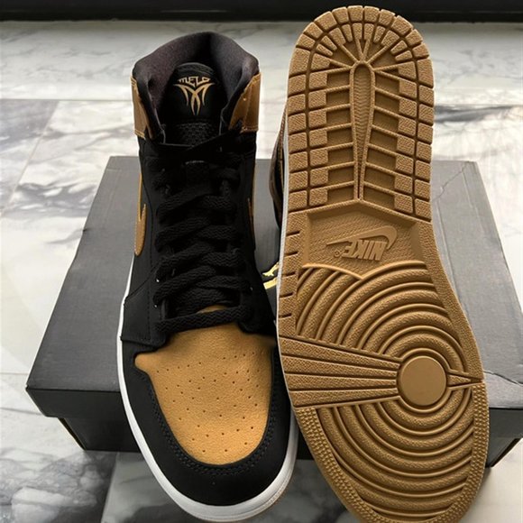 Air Jordan 1 Retro High - Picture 3 of 5